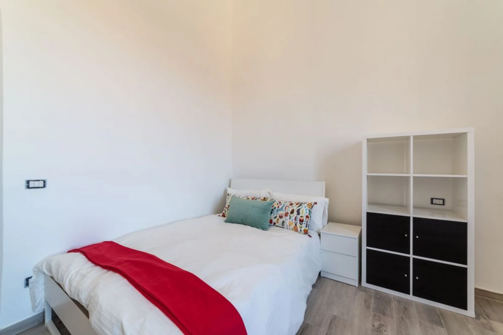 Chambre d'étudiant à avec espace d'étude et installations communes
