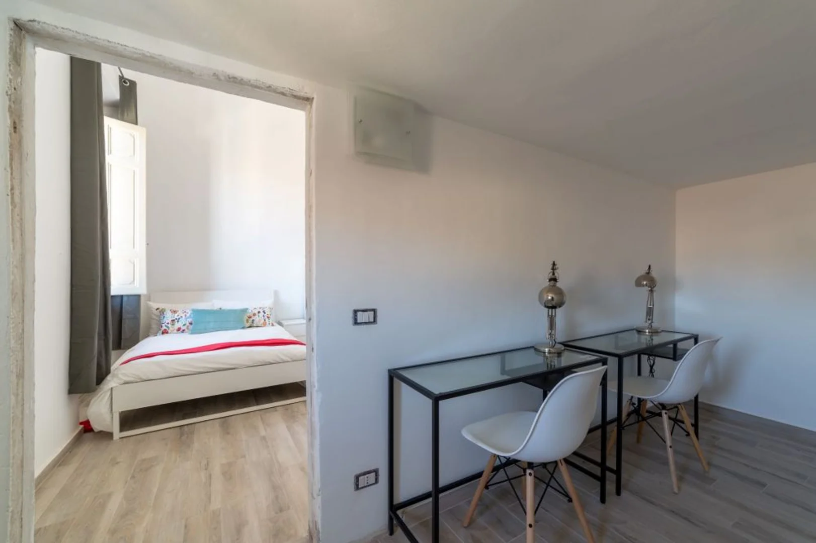 Chambre conviviale pour les étudiants dans avec des équipements modernes