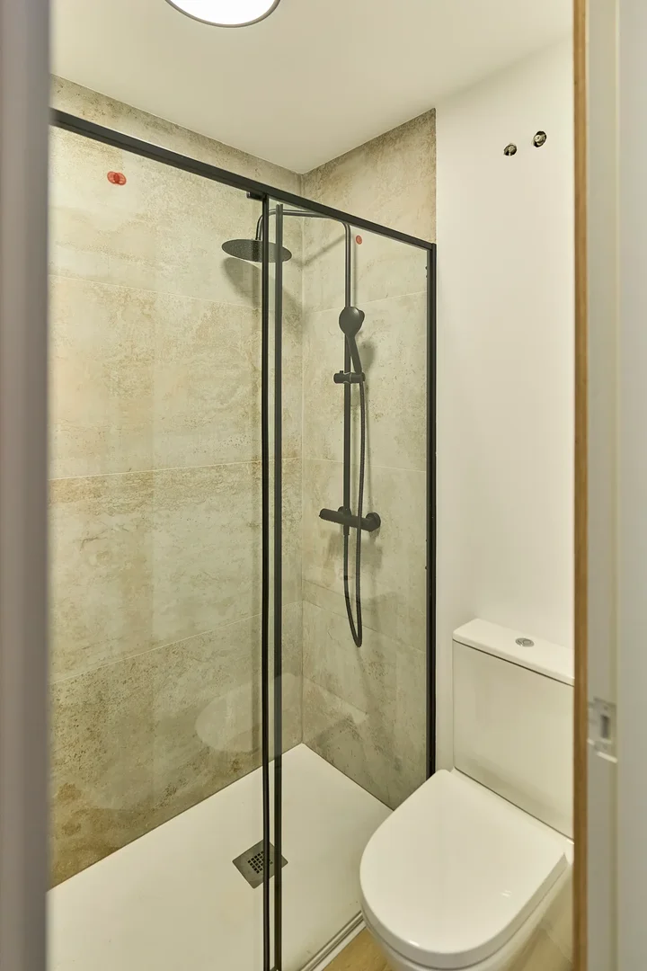'da üniversiteye kolay erişime sahip aydınlık ve havadar öğrenci odası