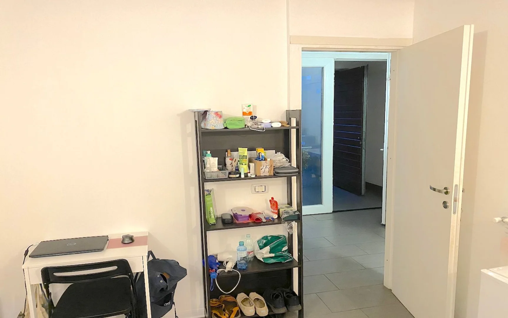 Chambre d'étudiant à  avec espace d'étude et installations communes