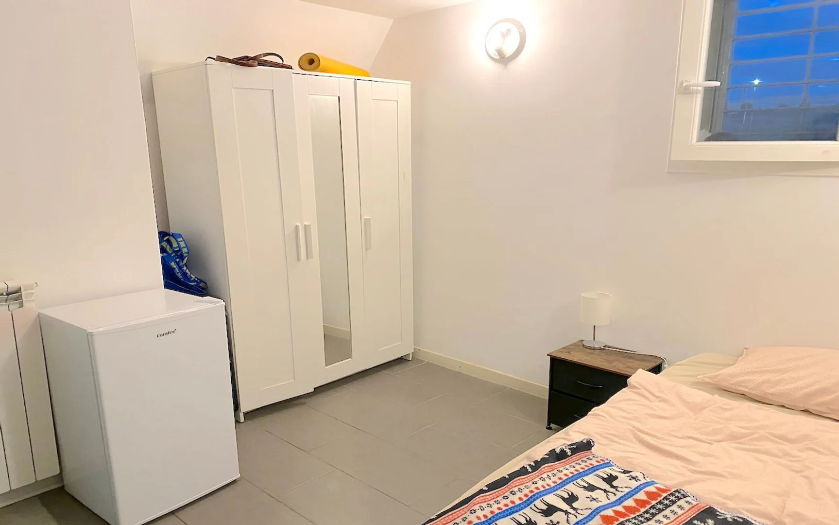Chambre d'étudiant lumineuse et aérée avec accès facile à l'université dans 