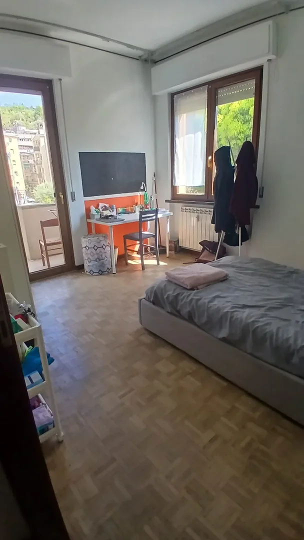 Jasny i przestronny pokój studencki z łatwym dostępem do uniwersytetu w 