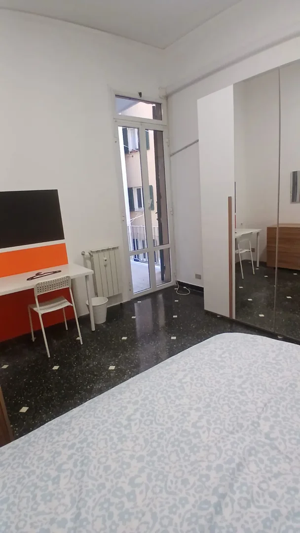 Helles und luftiges Studentenzimmer mit einfachem Zugang zur Universität in 