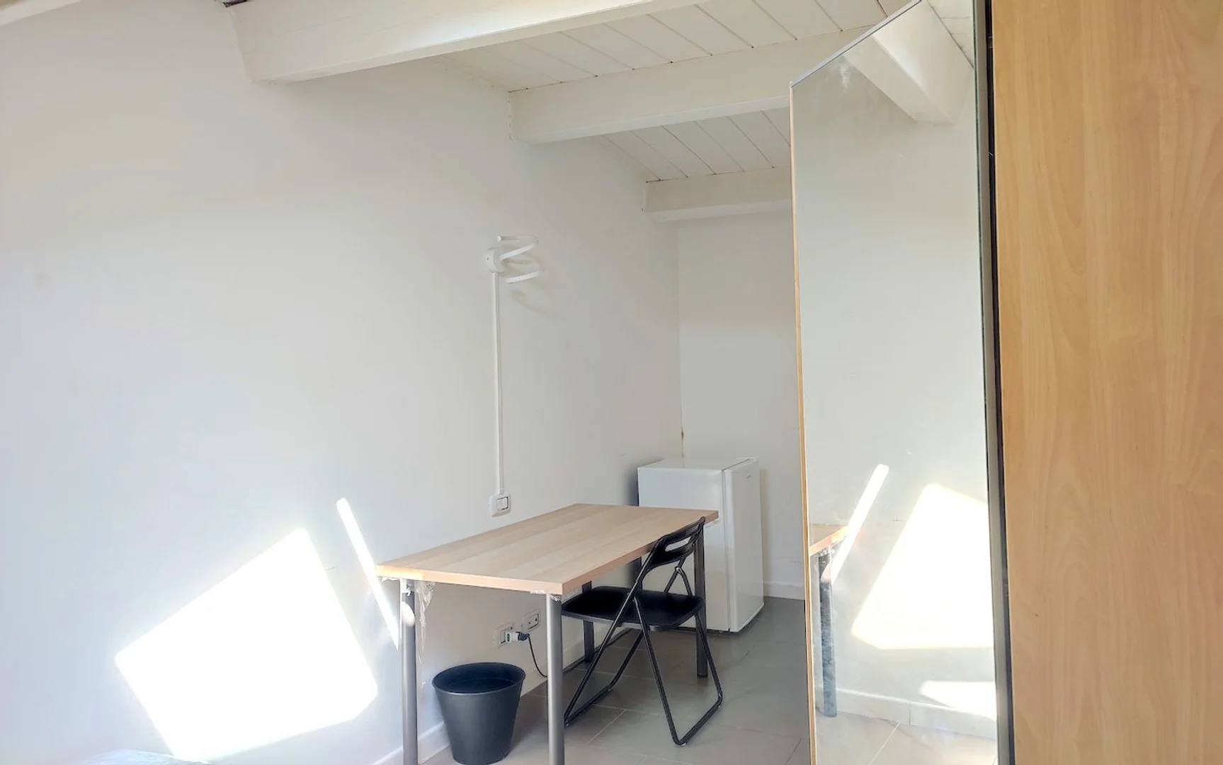 Studentenzimmer in mit Arbeitsbereich und Gemeinschaftseinrichtungen