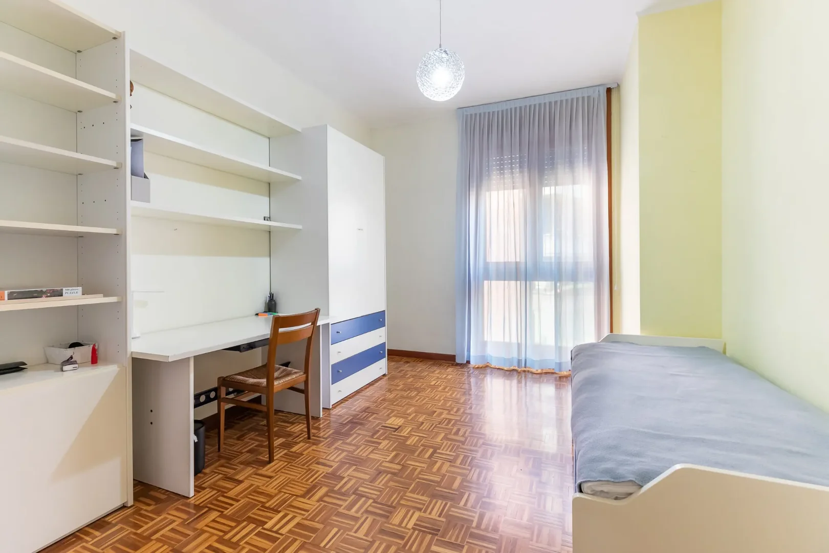 Room for rent in student apartment in , fully furnished