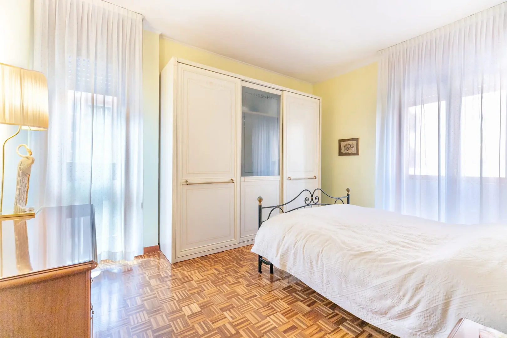 Affordable room for students with ample lighting in 