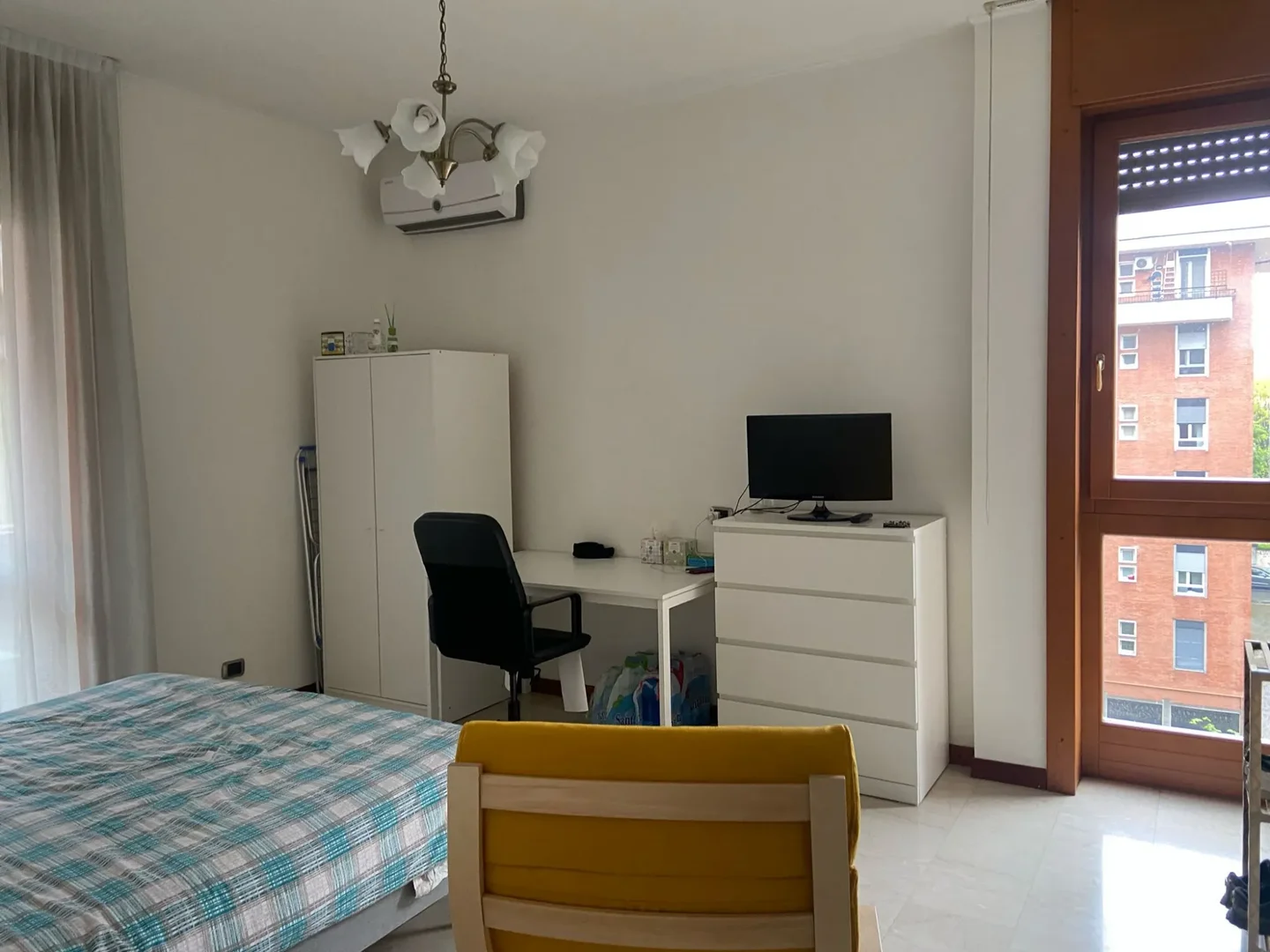 Functional student room perfect for studying in 