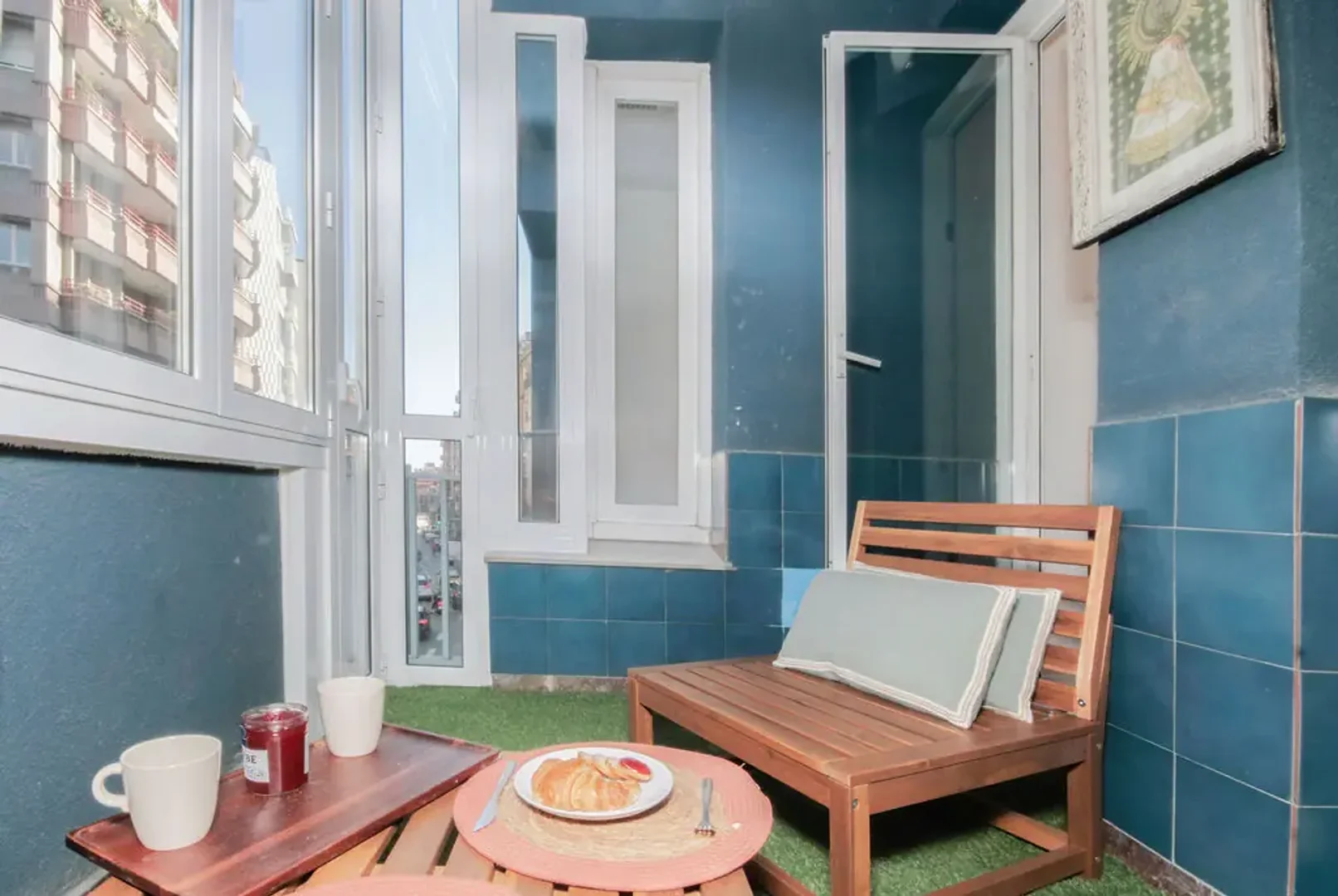Habitación estudiantil luminosa y aireada con fácil acceso a la universidad en 