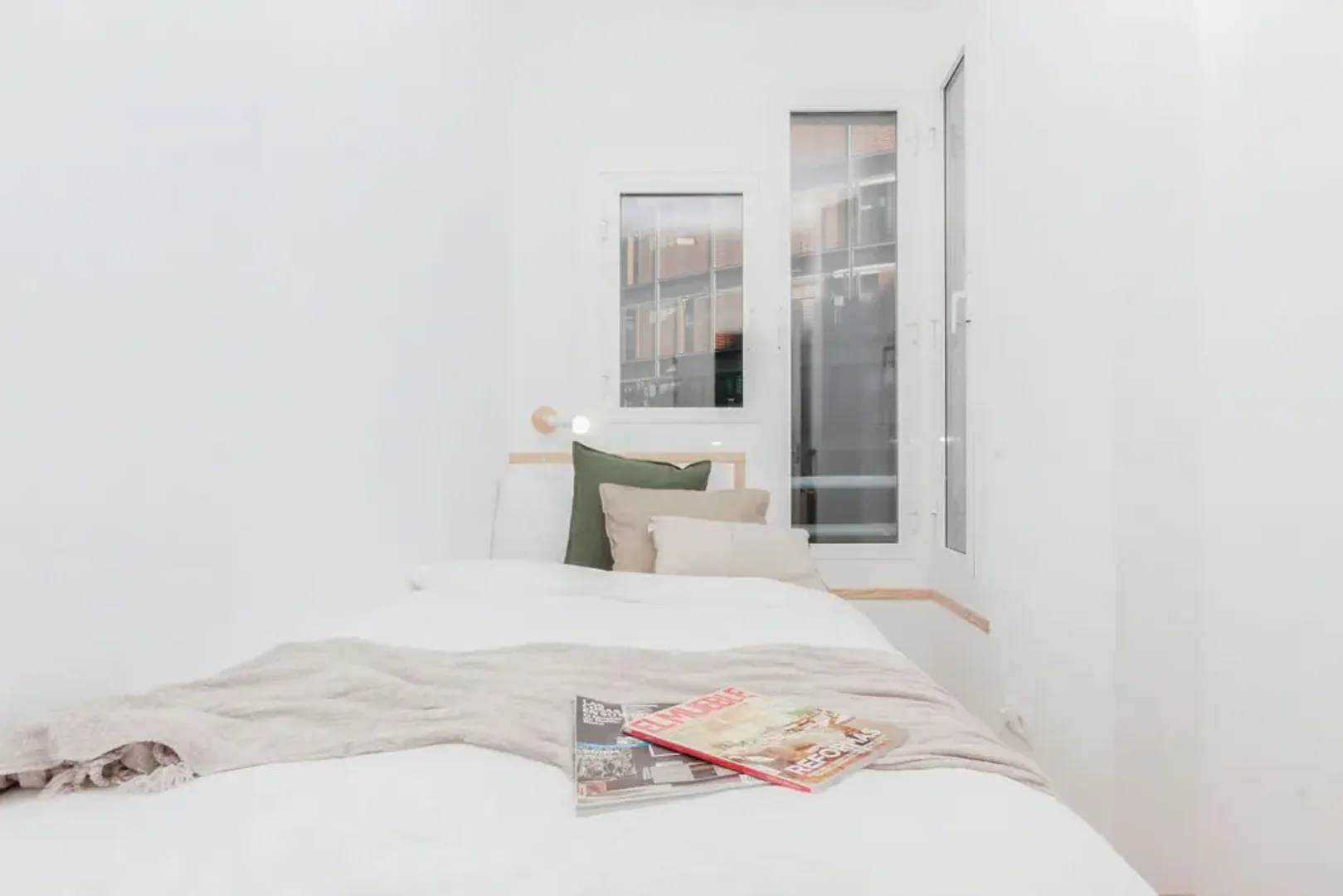 Habitación estudiantil luminosa y aireada con fácil acceso a la universidad en 