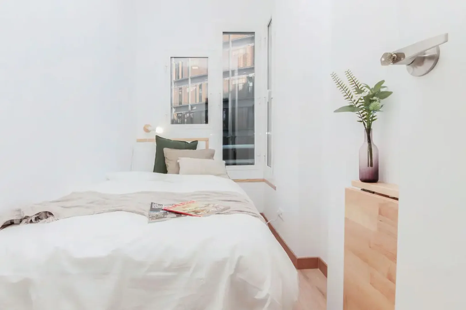 Habitación estudiantil funcional perfecta para estudiar en 