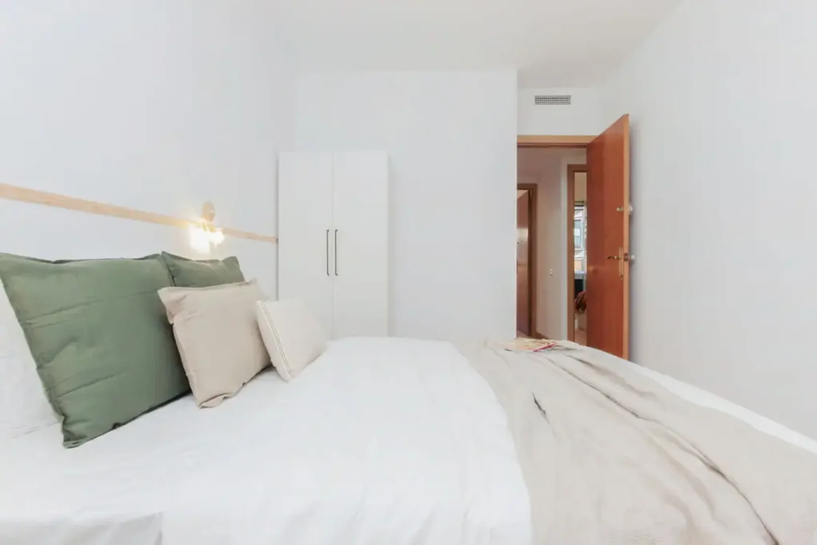 Habitación estudiantil luminosa y aireada con fácil acceso a la universidad en 