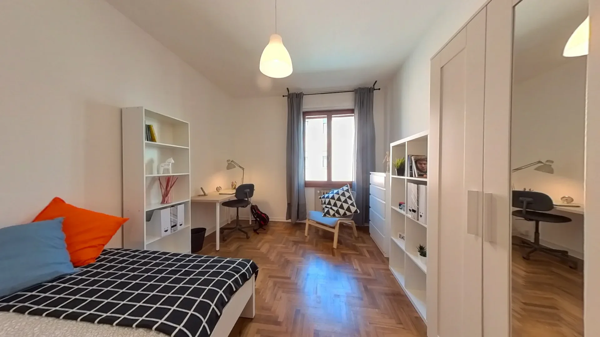 Stanza economica per studenti con ampia illuminazione in 