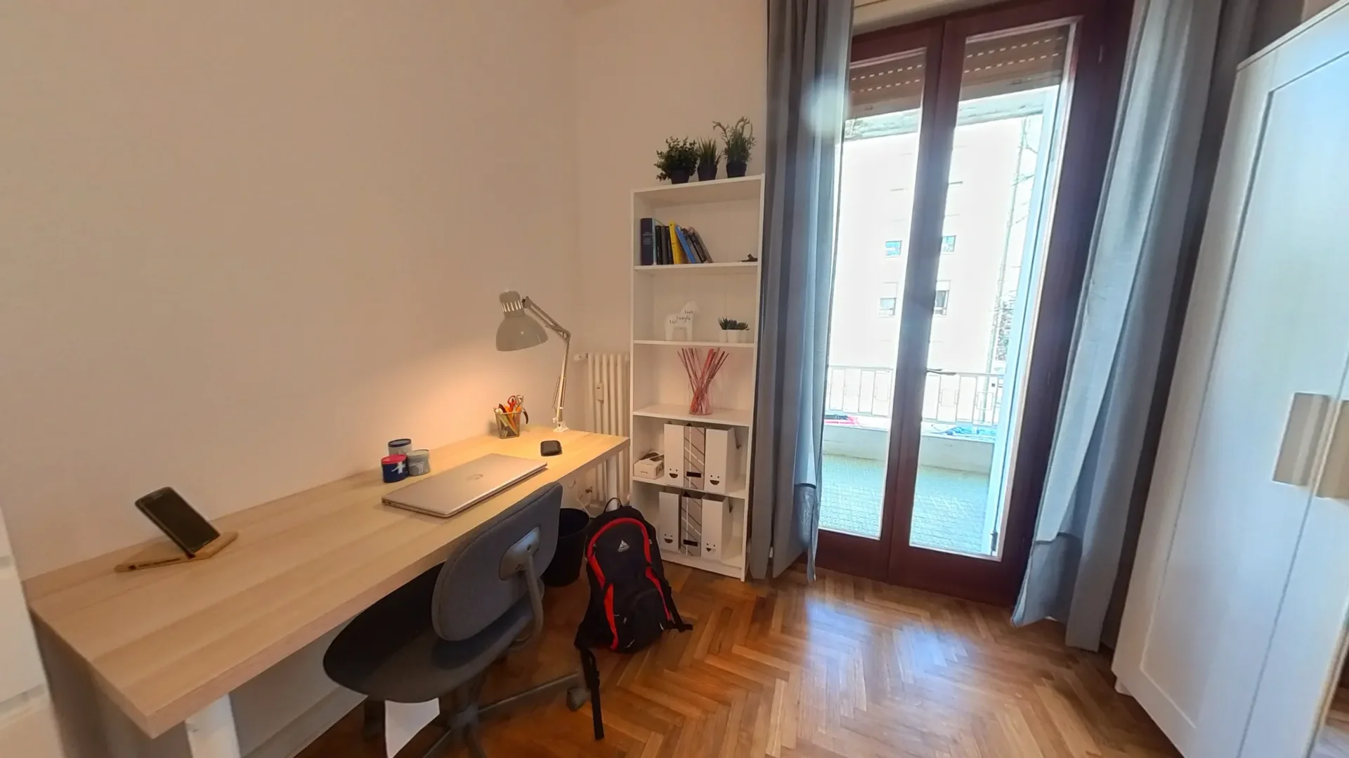 Studentenzimmer in  mit Arbeitsbereich und Gemeinschaftseinrichtungen