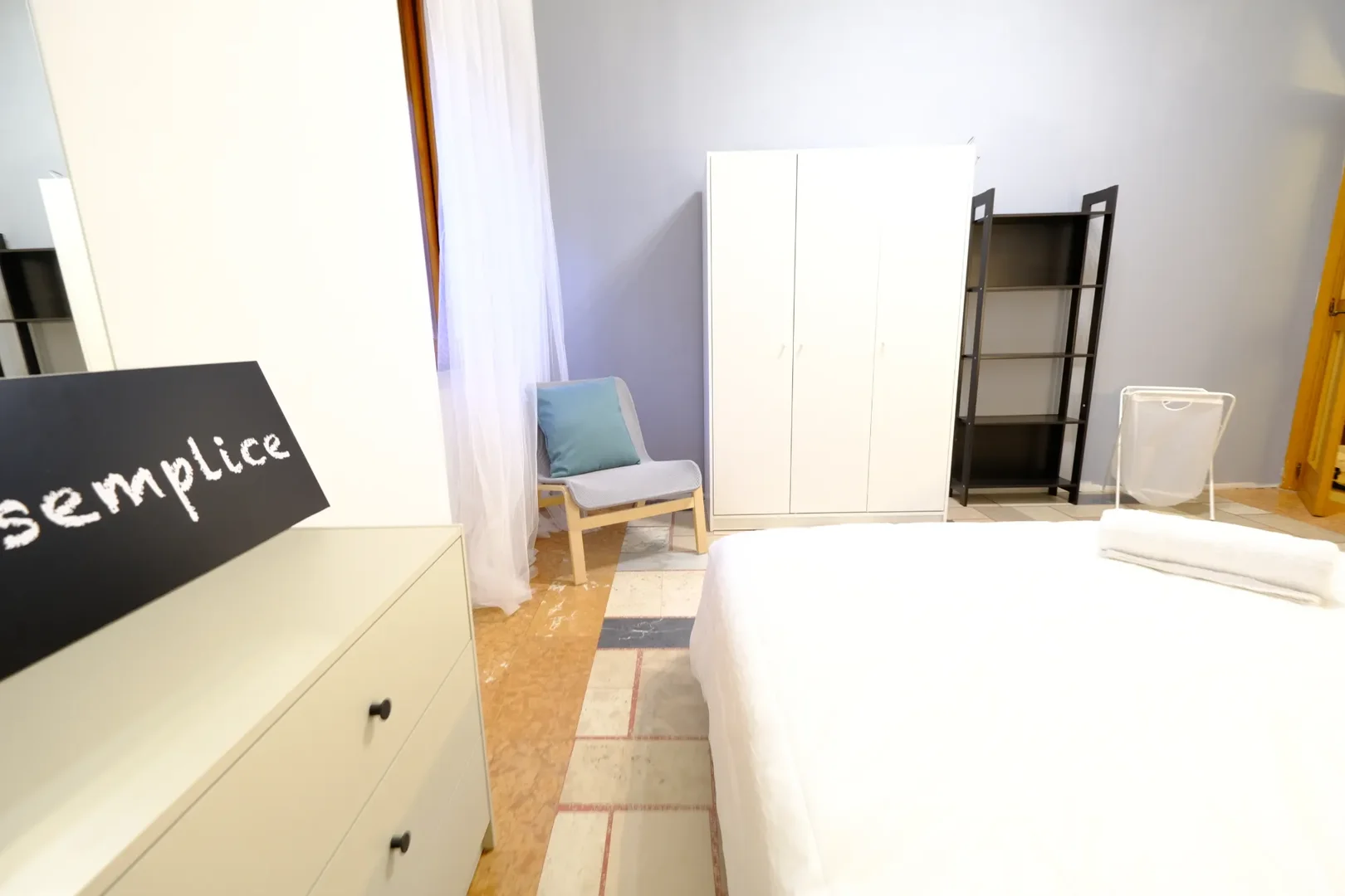 Quarto de estudante em  com área de estudo e instalações partilhadas