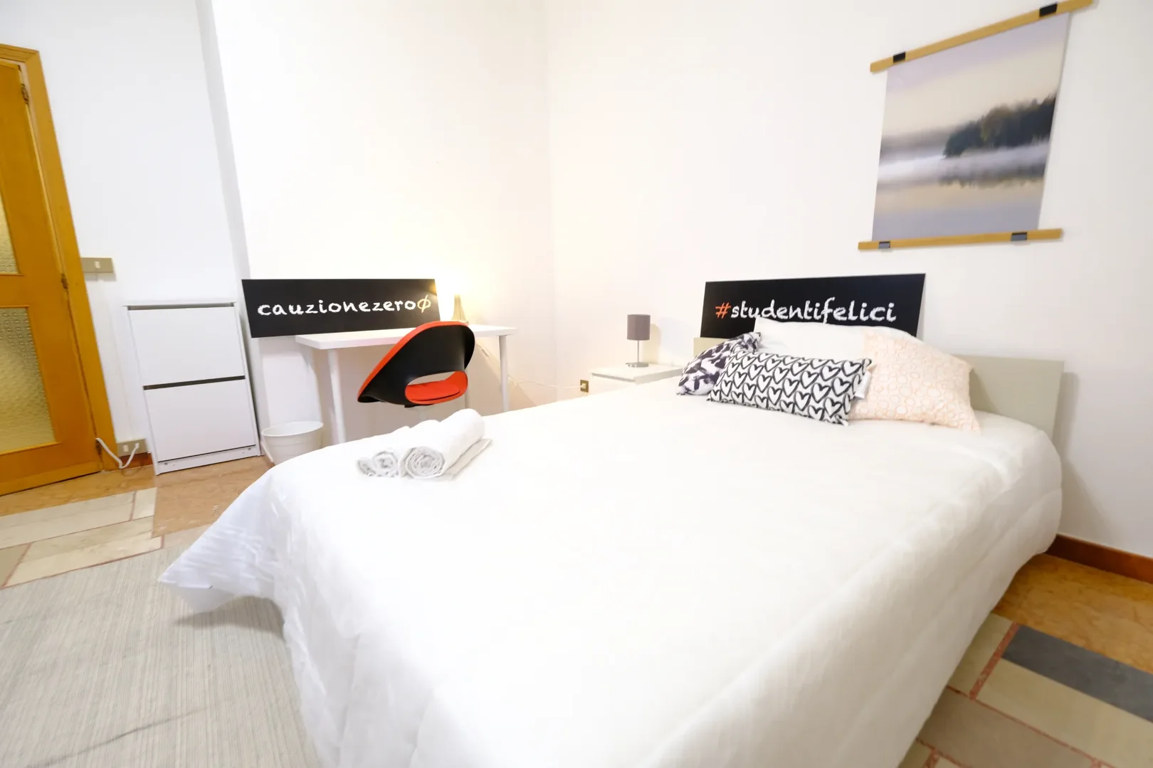 Quarto de estudante em  com área de estudo e instalações partilhadas