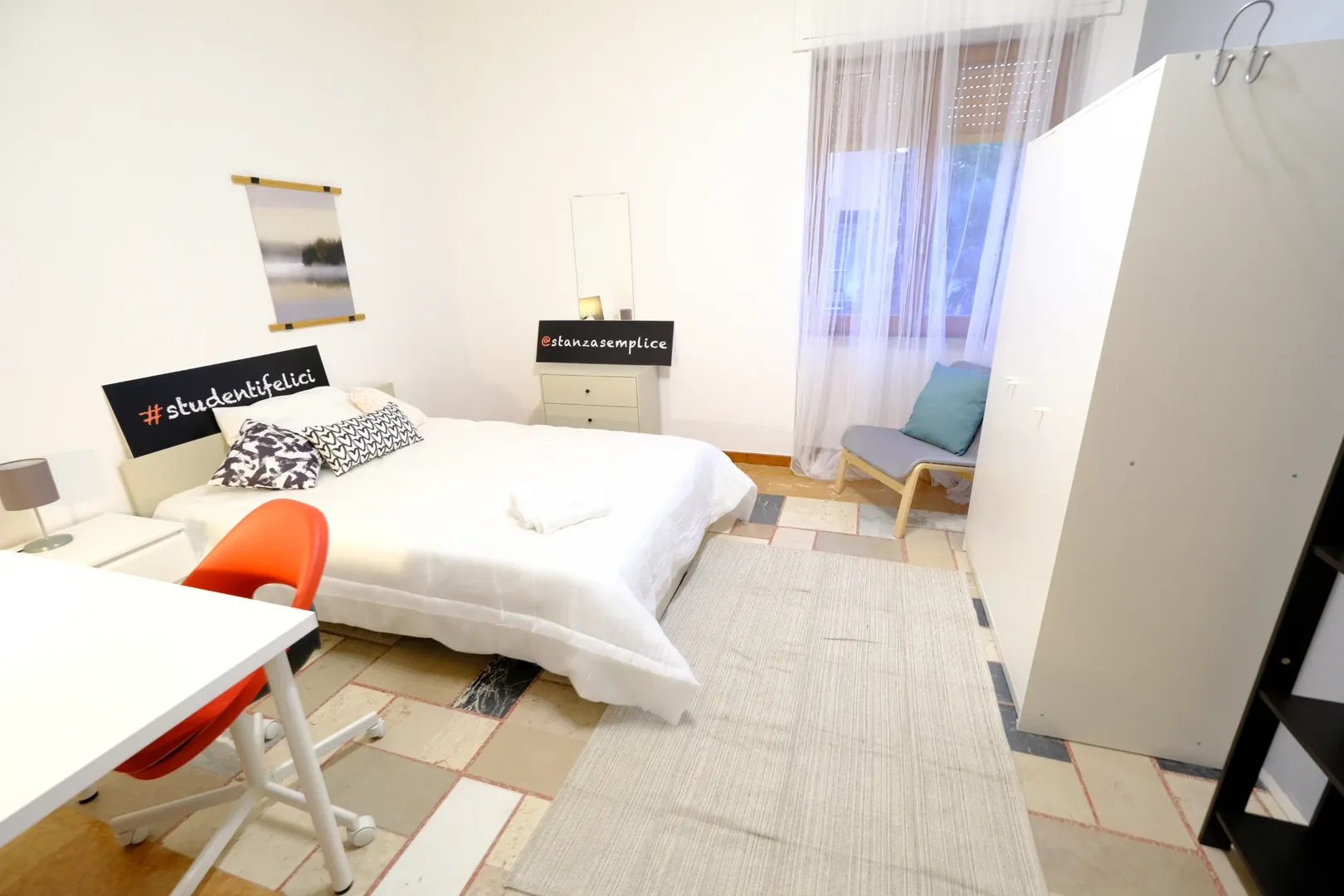 Quarto acessível para estudantes com iluminação ampla em 