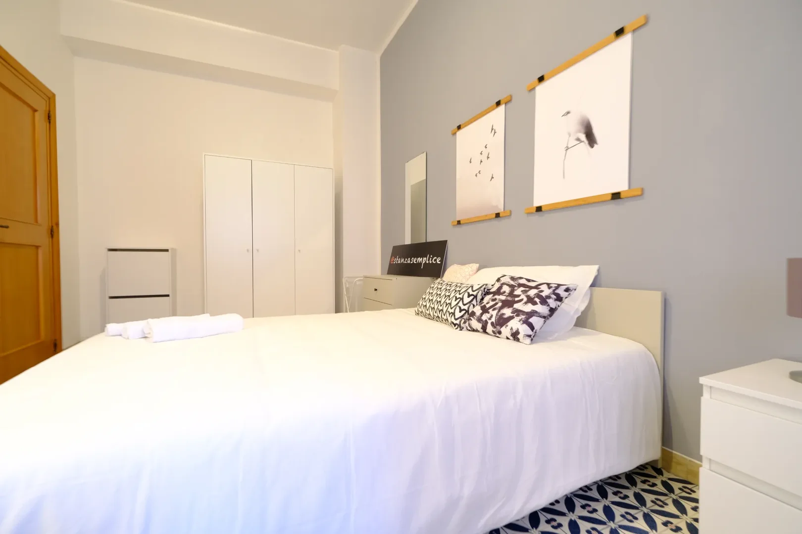 Quarto acessível para estudantes com iluminação ampla em 