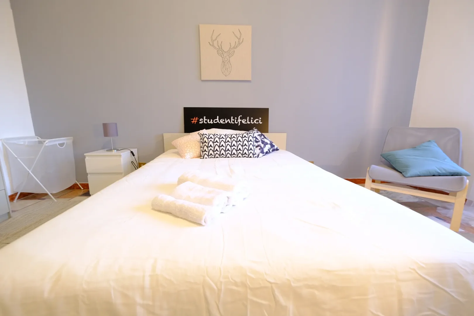 Quarto de estudante luminoso e arejado com acesso fácil à universidade em 