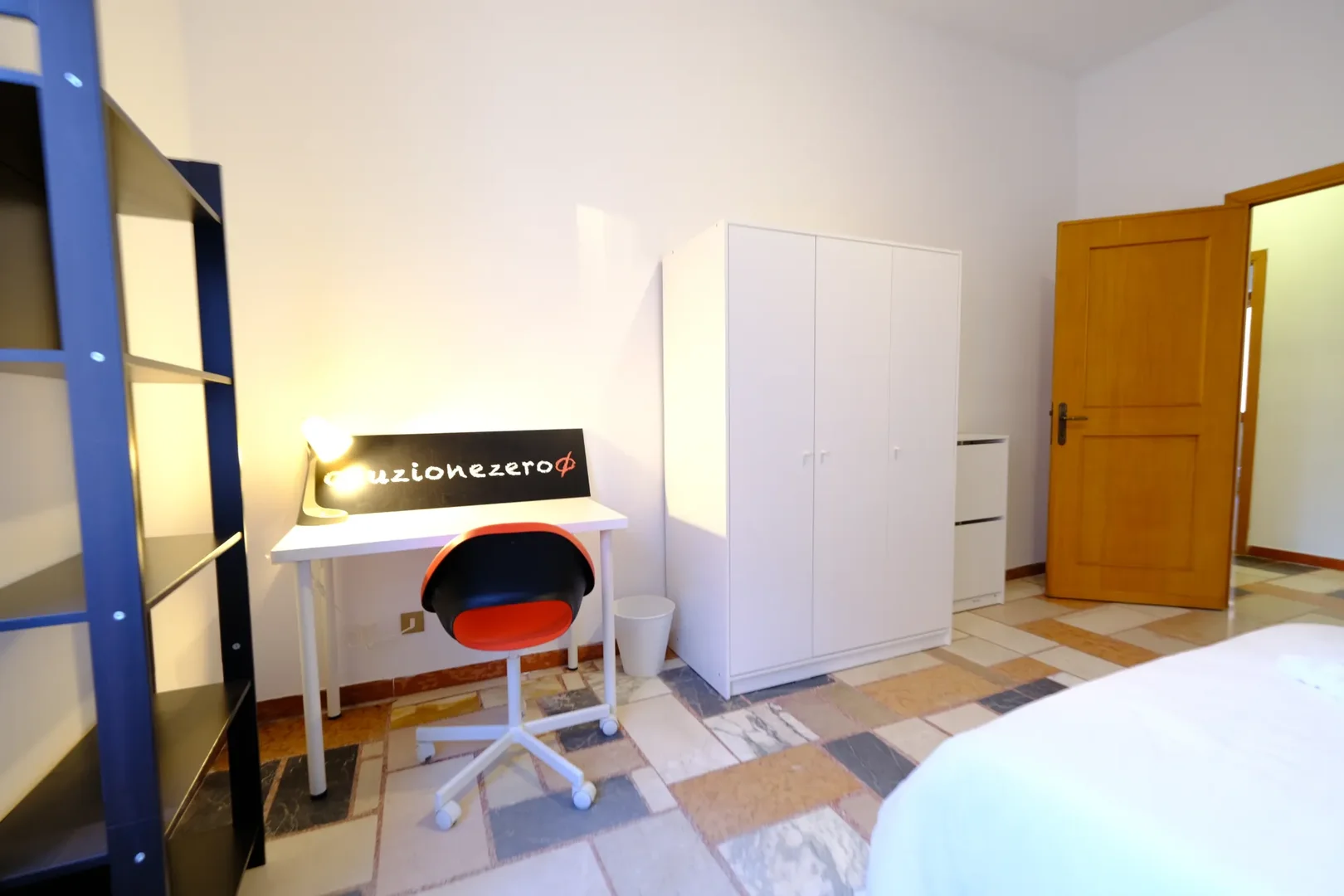 Quarto de estudante em  com área de estudo e instalações partilhadas