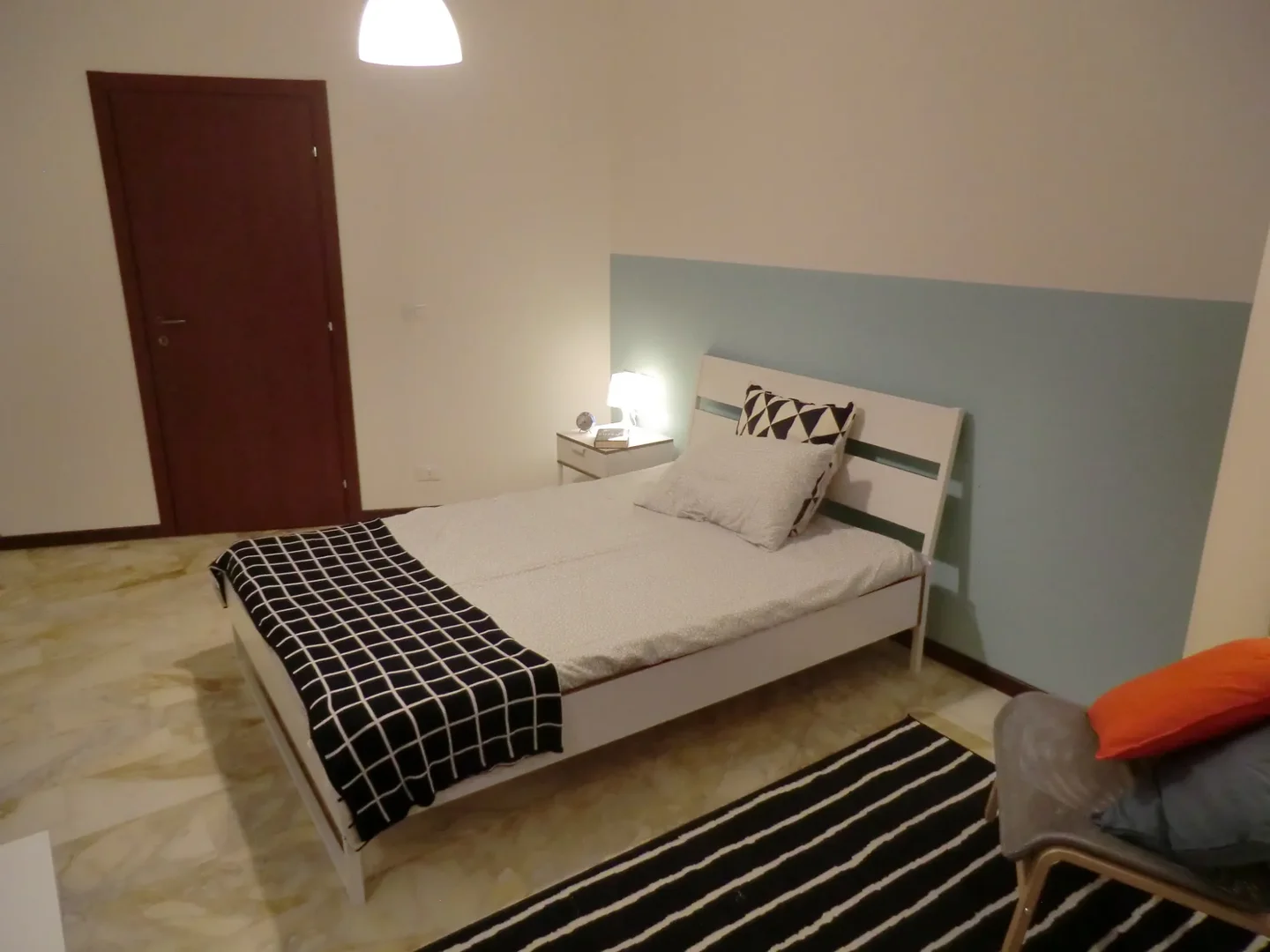Chambre d'étudiant lumineuse et aérée avec accès facile à l'université dans 