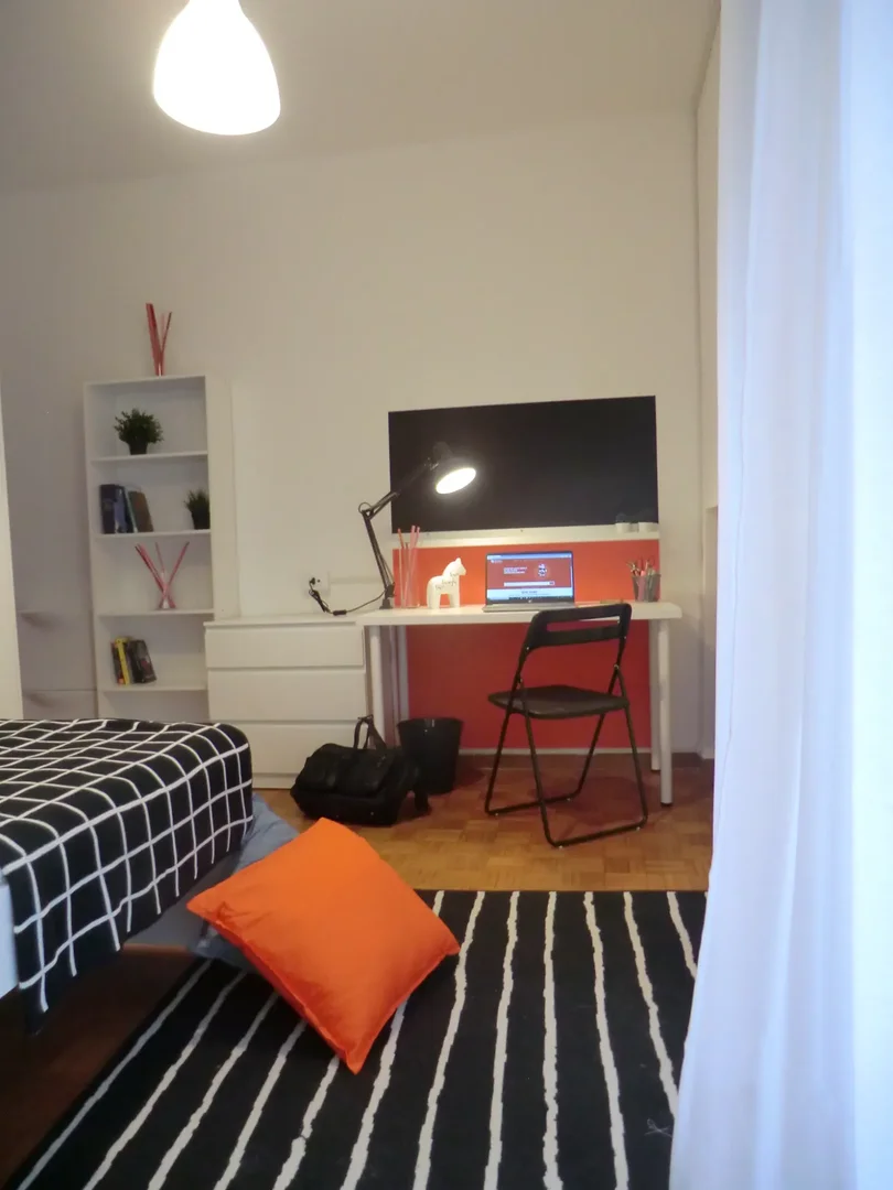 Chambre confortable pour étudiants disponible dans 