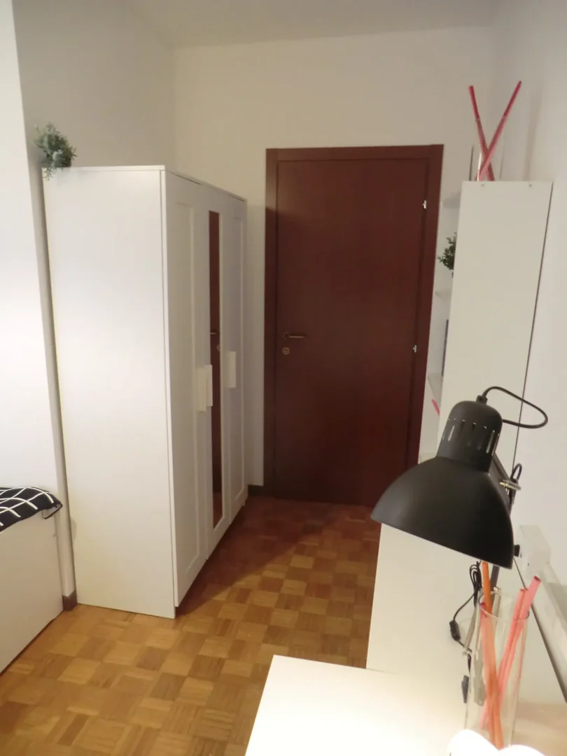 Chambre confortable pour étudiants disponible dans 