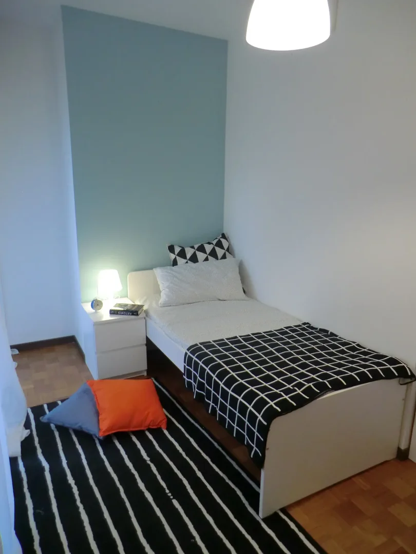 Chambre d'étudiant lumineuse et aérée avec accès facile à l'université dans 