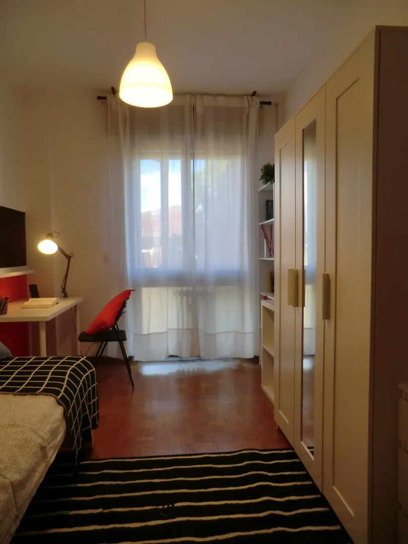 Chambre d'étudiant à  avec espace d'étude et installations communes