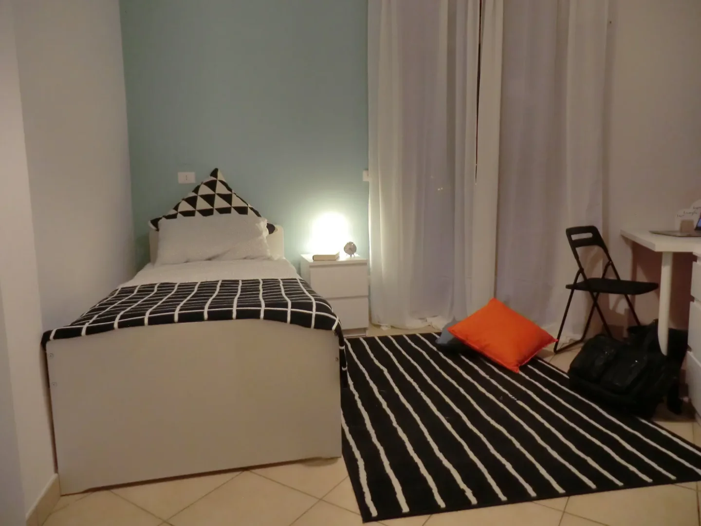 Chambre confortable pour étudiants disponible dans 