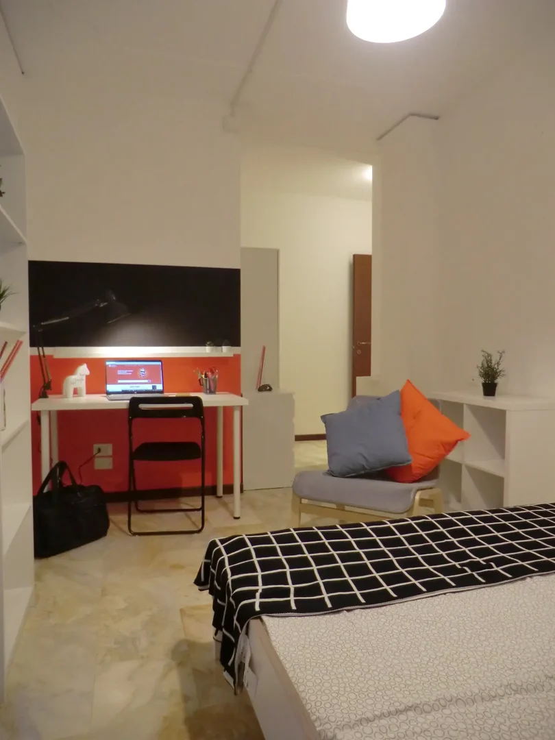 Chambre confortable pour étudiants disponible dans 
