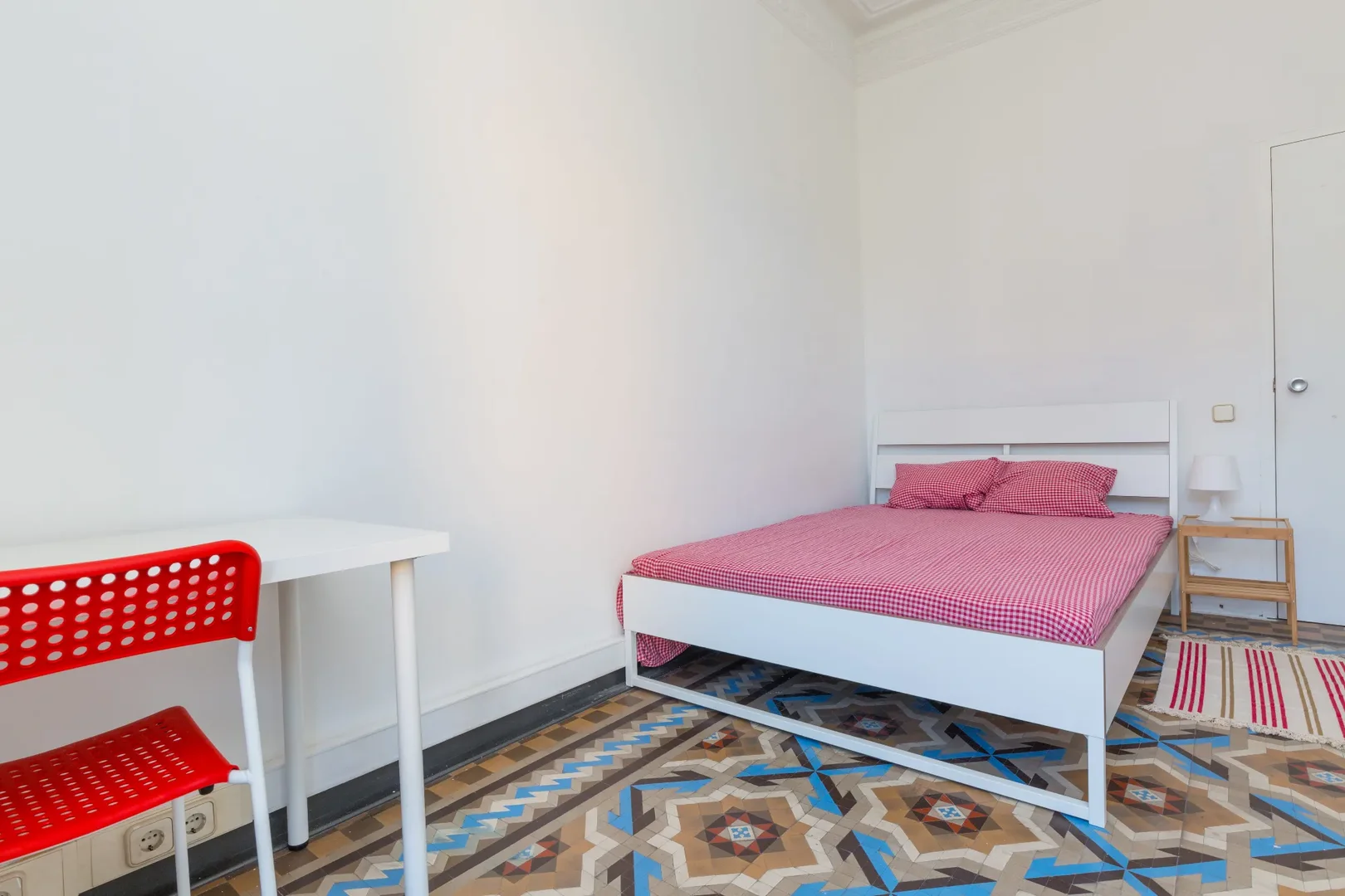 Affordable room for students with ample lighting in 