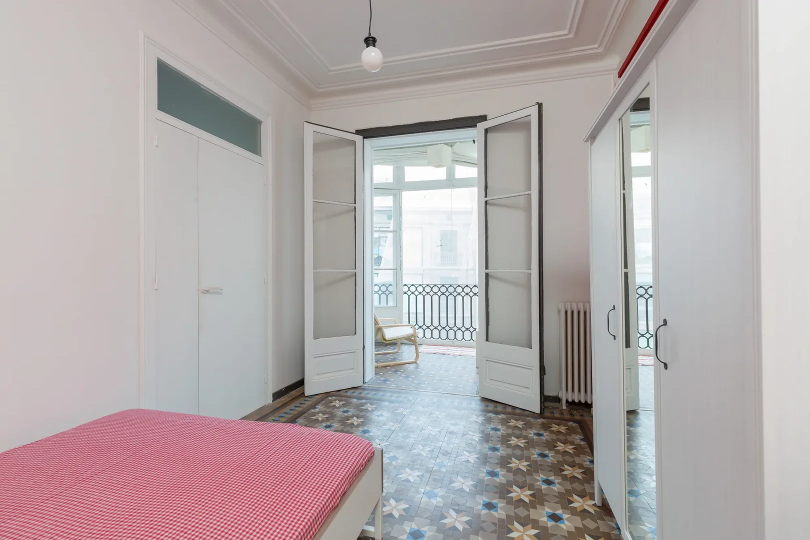 Bright and airy student room with easy university access in 