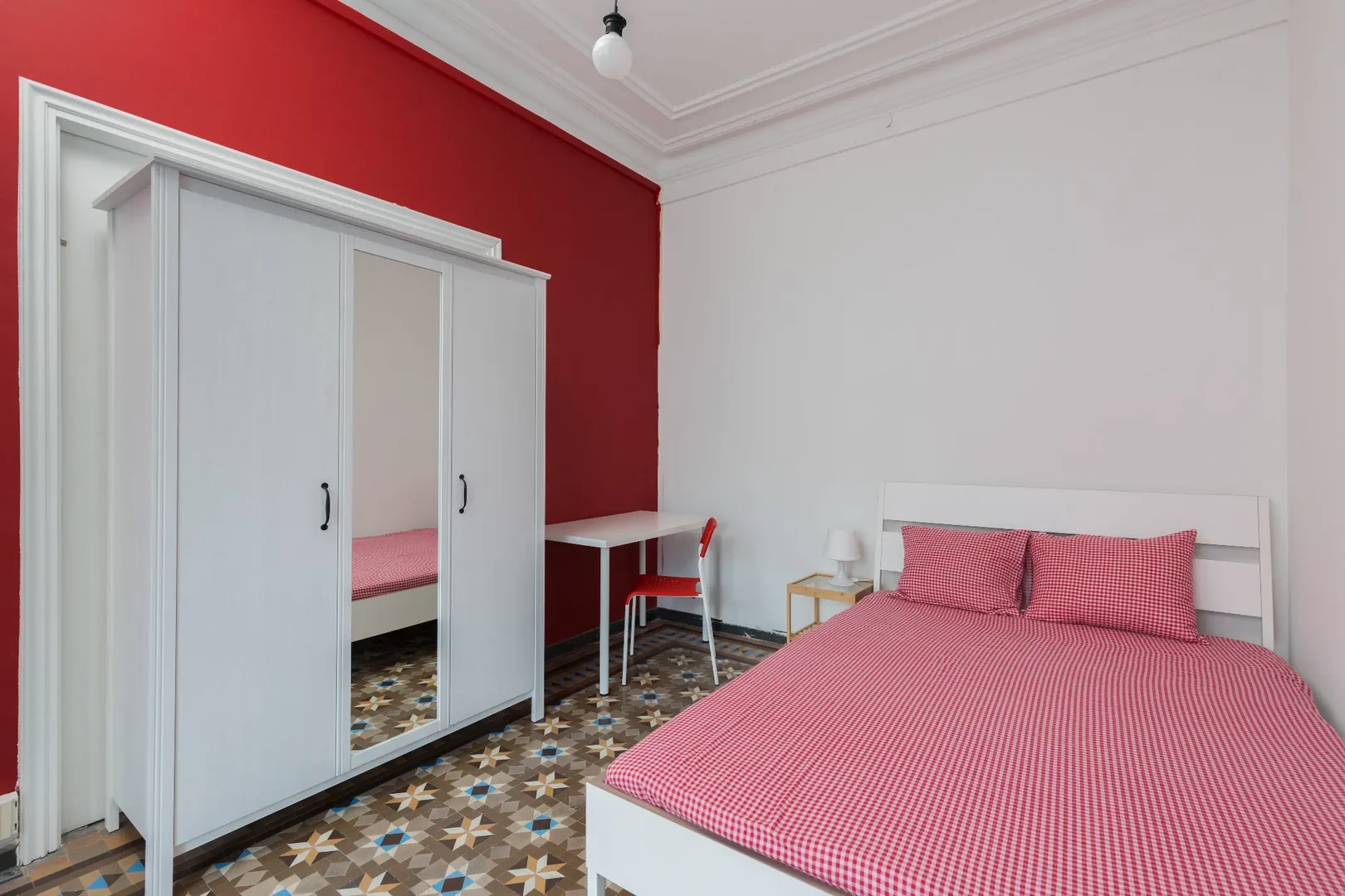 Bright and airy student room with easy university access in 