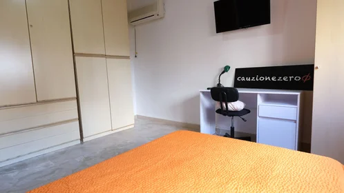 Stanza privata in Via Andrea Cordedda 4, immagine 3 di 22