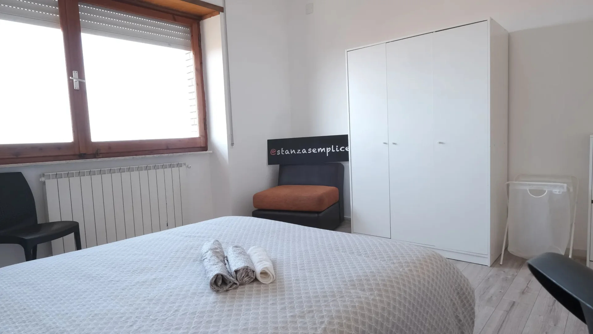 Quarto de estudante em  com área de estudo e instalações partilhadas