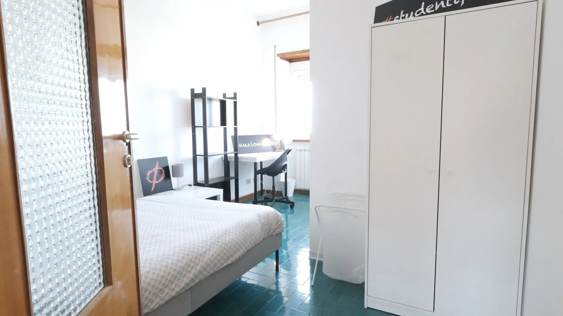 Quarto para alugar em apartamento de estudantes em , totalmente mobilado