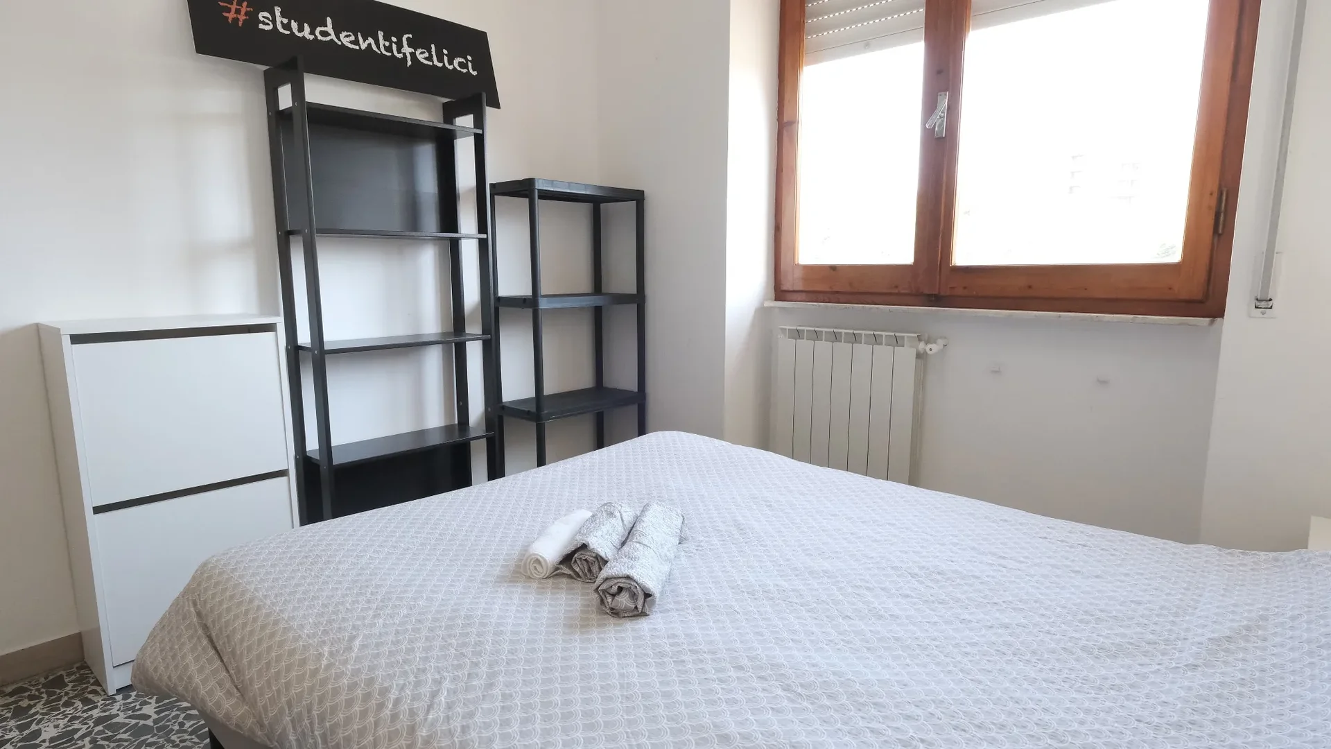 Quarto de estudante económico com localização conveniente em 