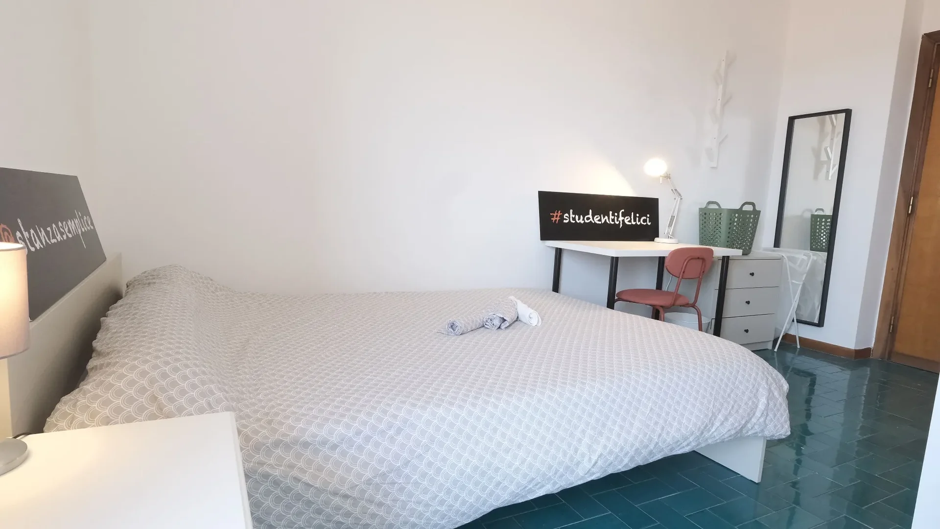 Quarto acessível para estudantes com iluminação ampla em 