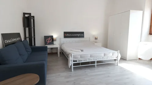Quarto privado em Via Savoia 15, imagem 1 de 19