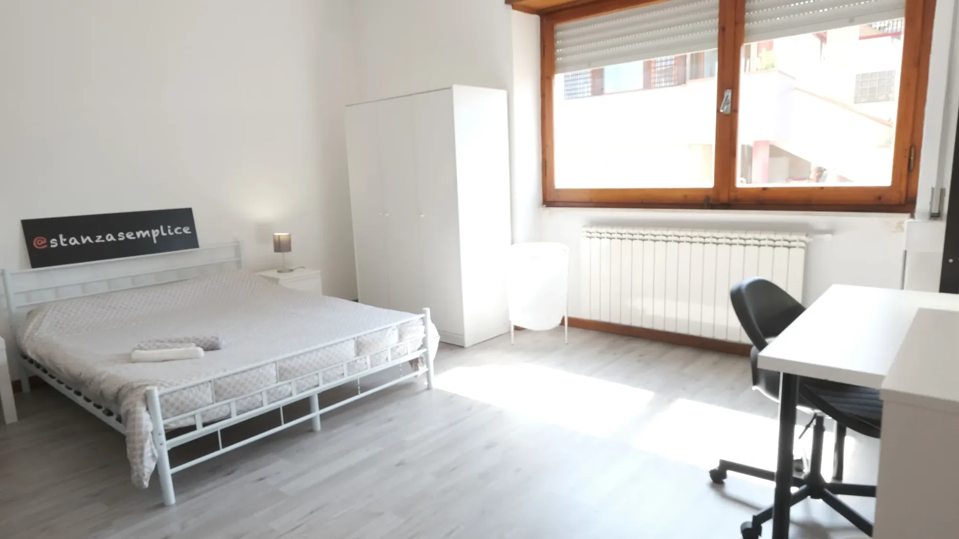 Quarto de estudante luminoso e arejado com acesso fácil à universidade em 