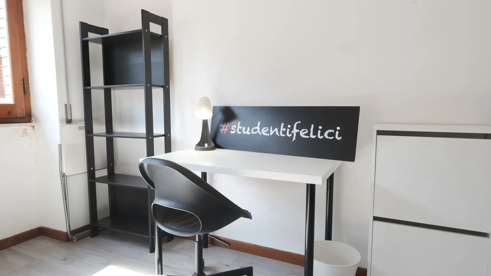 Quarto de estudante em  com área de estudo e instalações partilhadas