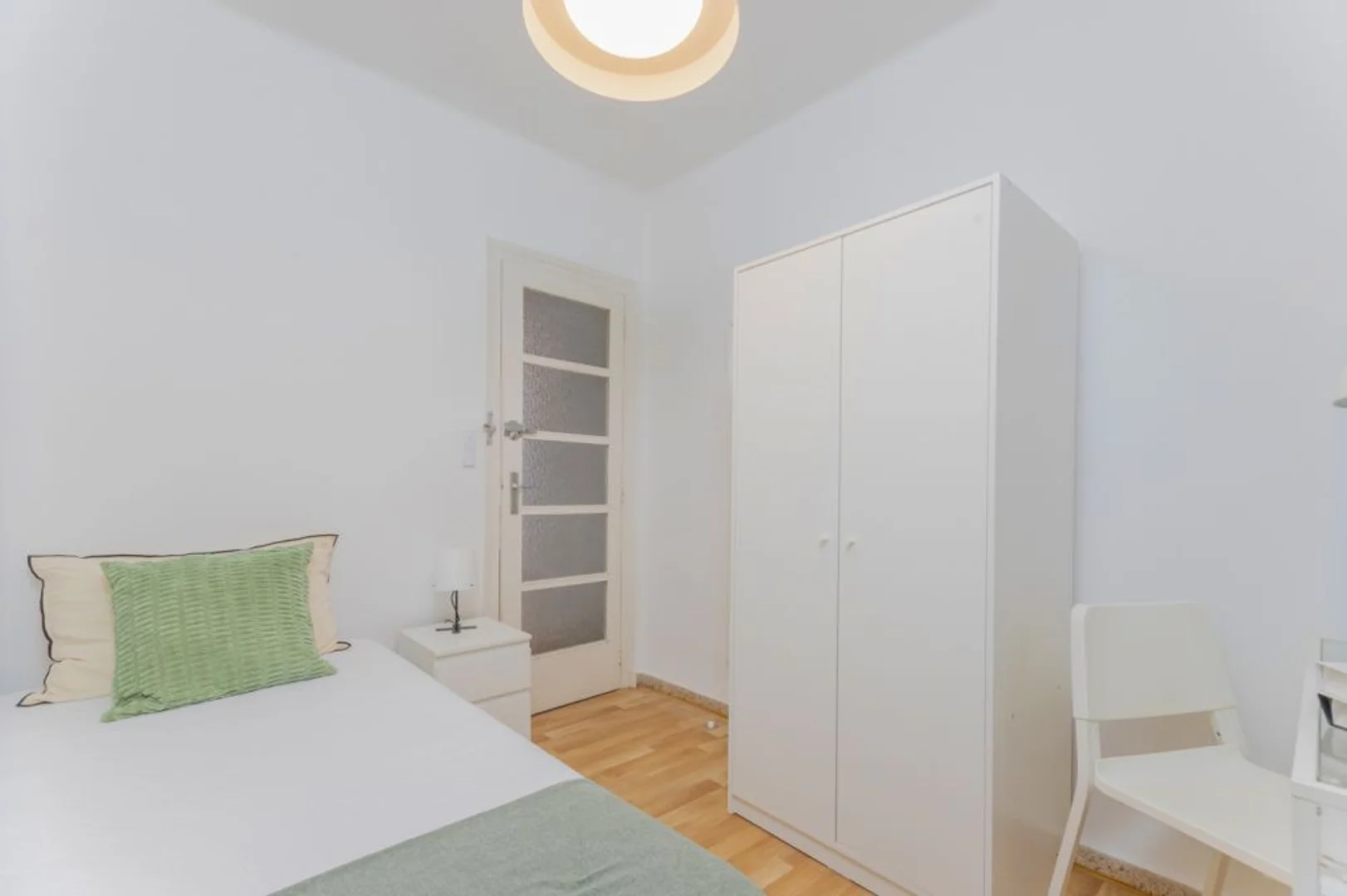 Habitación en apartamento estudiantil en alquiler en , completamente amueblado