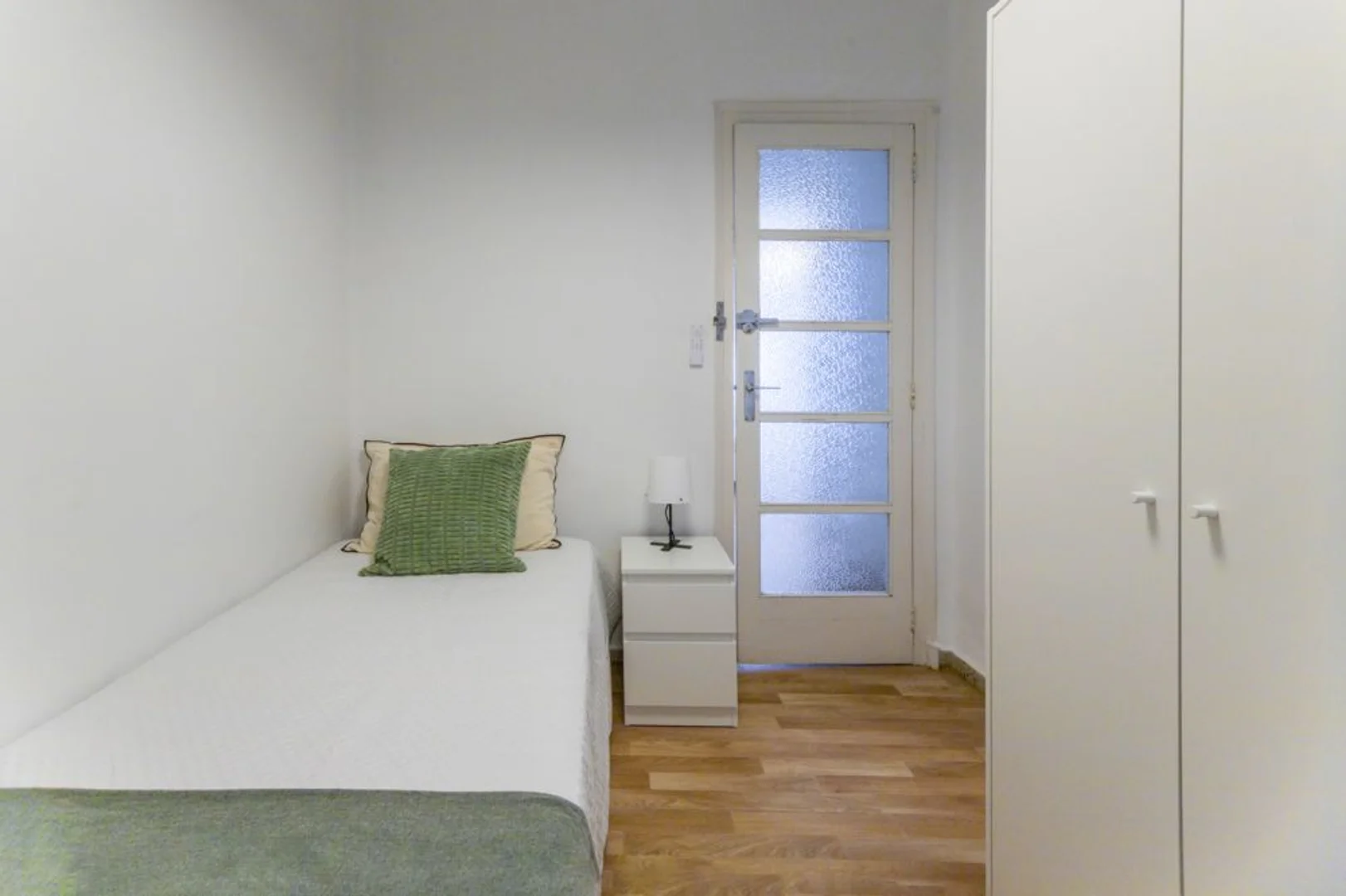 Habitación estudiantil económica con ubicación conveniente en 