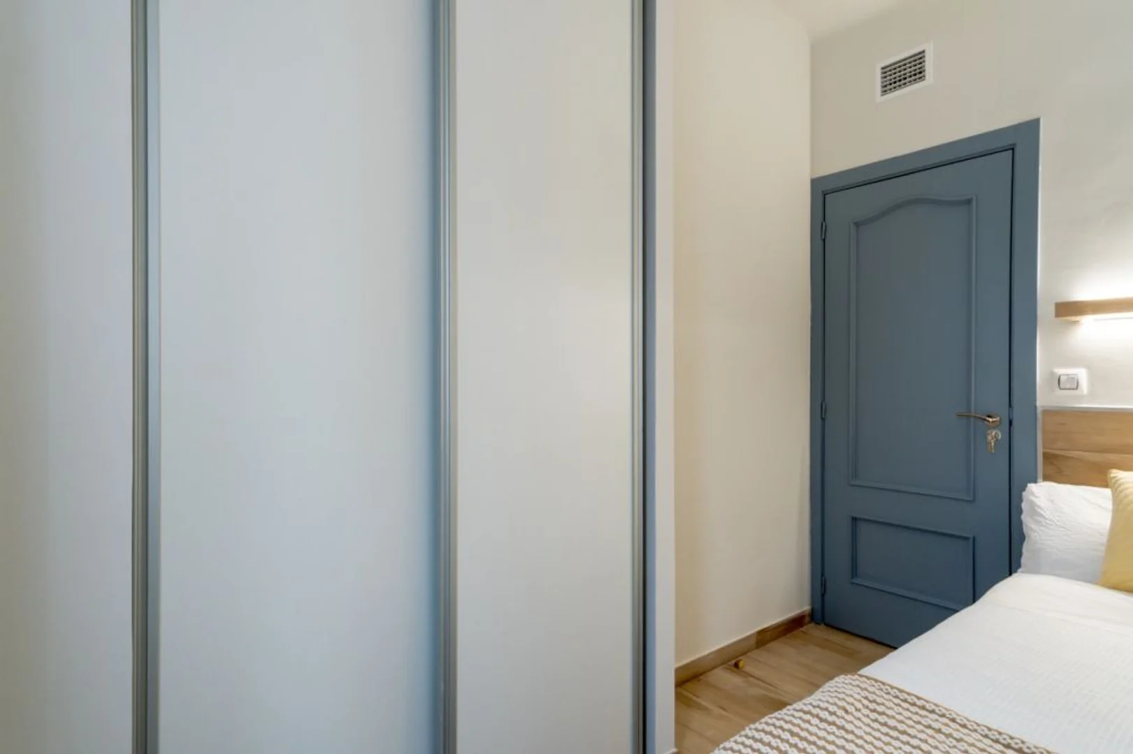 Quarto para alugar em apartamento de estudantes em , totalmente mobilado