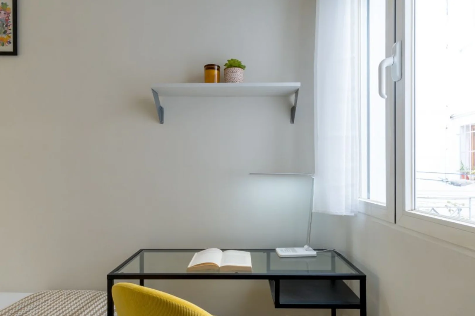 Quarto acessível para estudantes com iluminação ampla em 