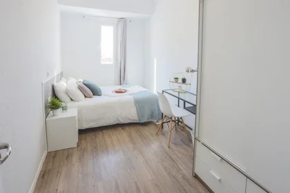 Bright private room in {area}