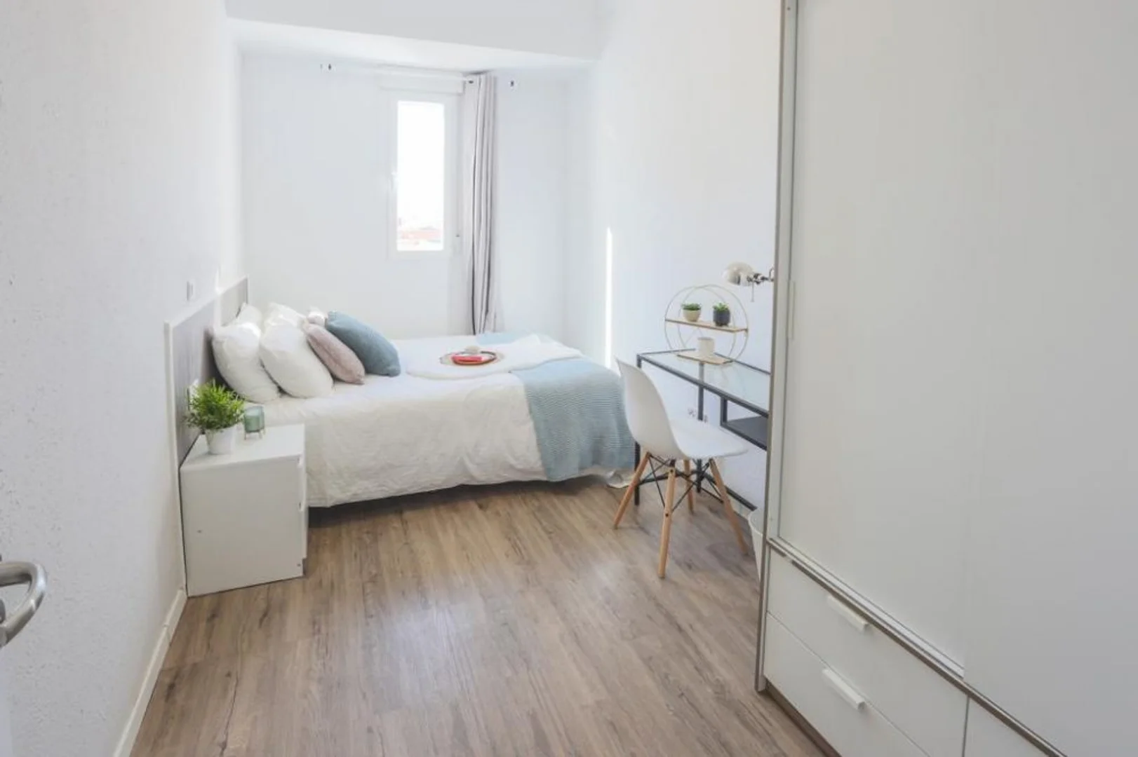 Budget-friendly student room close to campus in