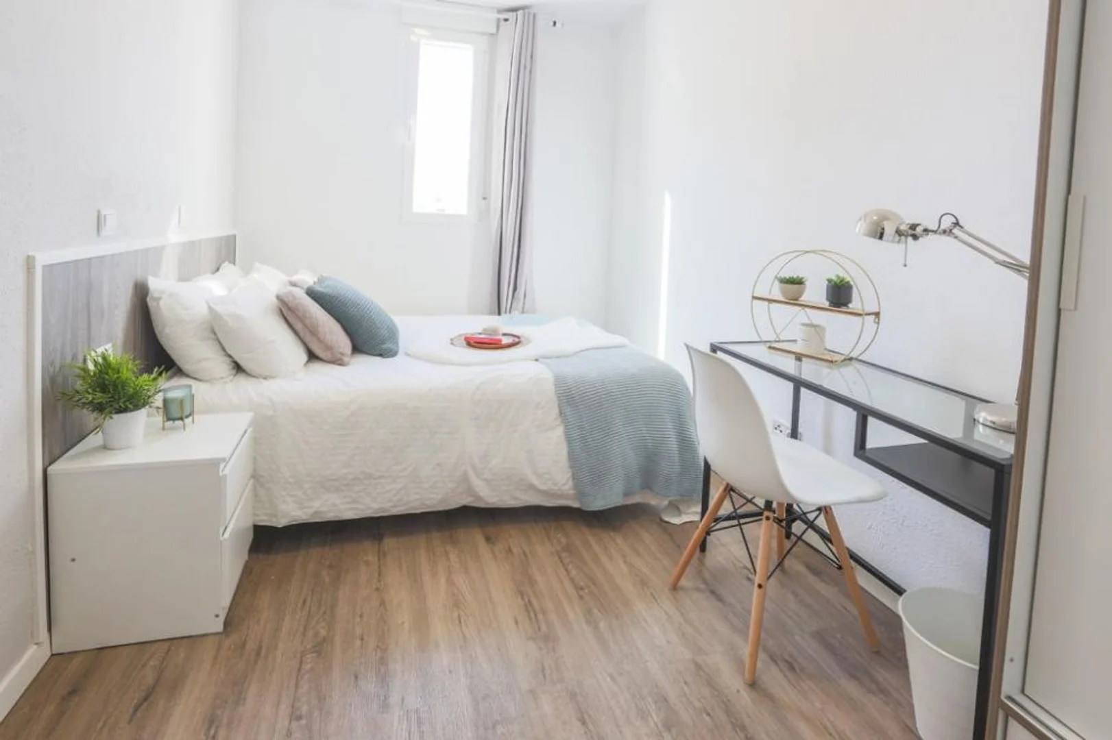 Economical student room with convenient location in