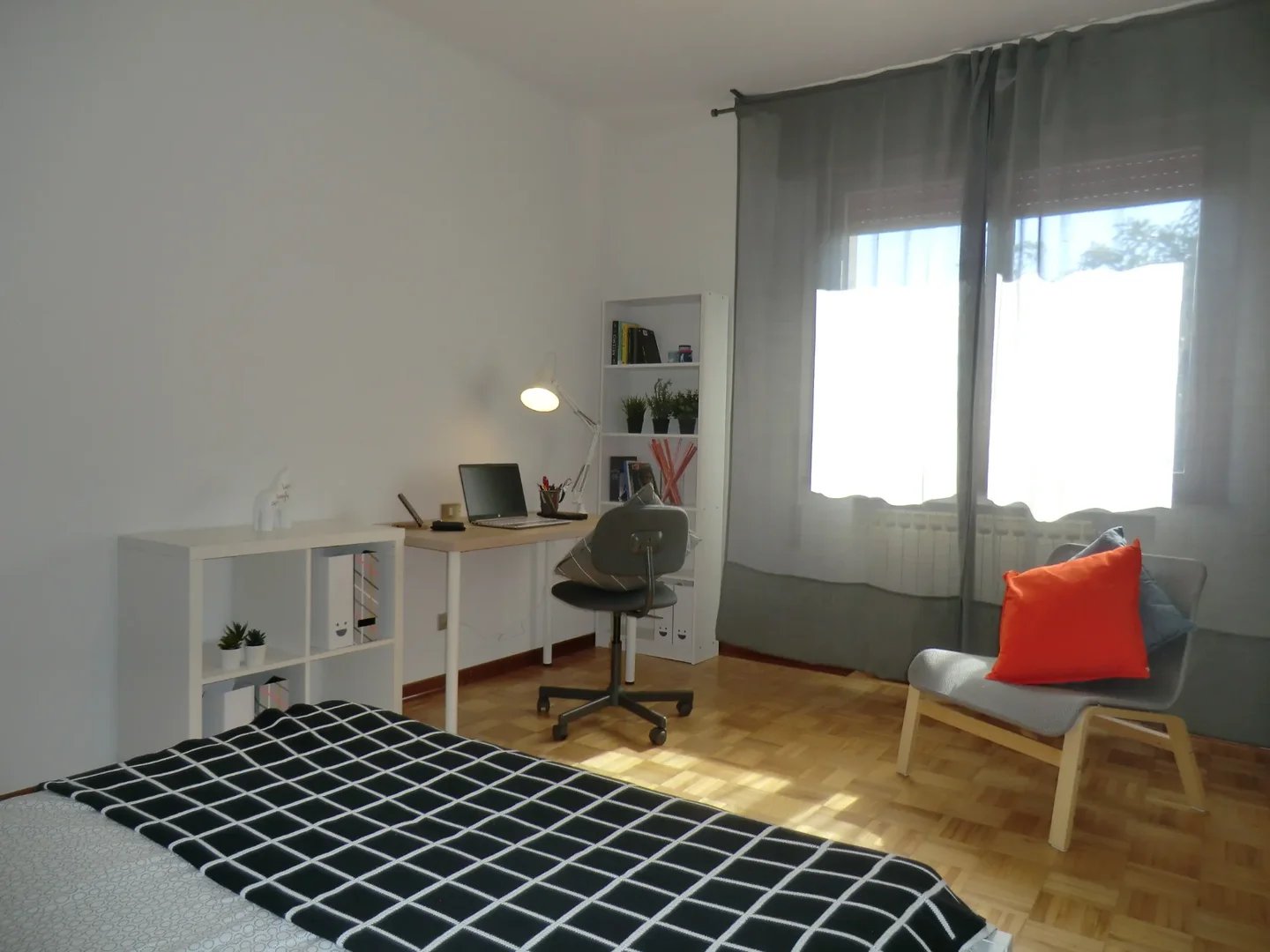 Bezahlbares Zimmer für Studenten mit ausreichender Beleuchtung in
