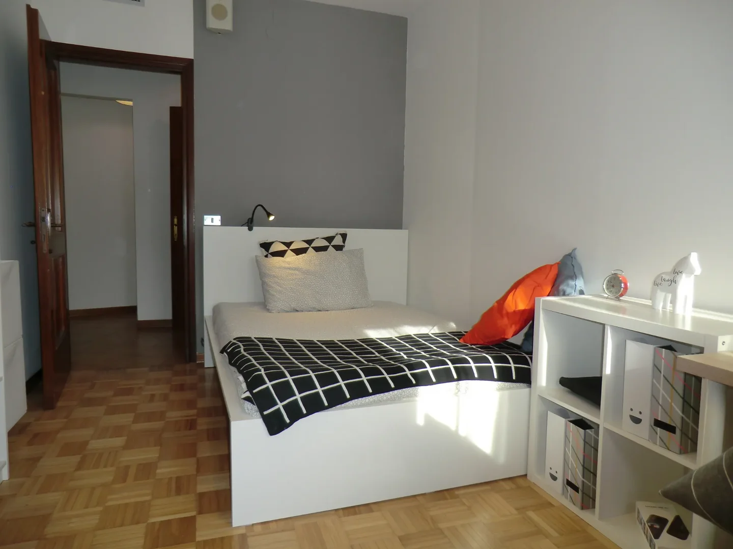 Funktionelles Studentenzimmer perfekt zum Studieren in